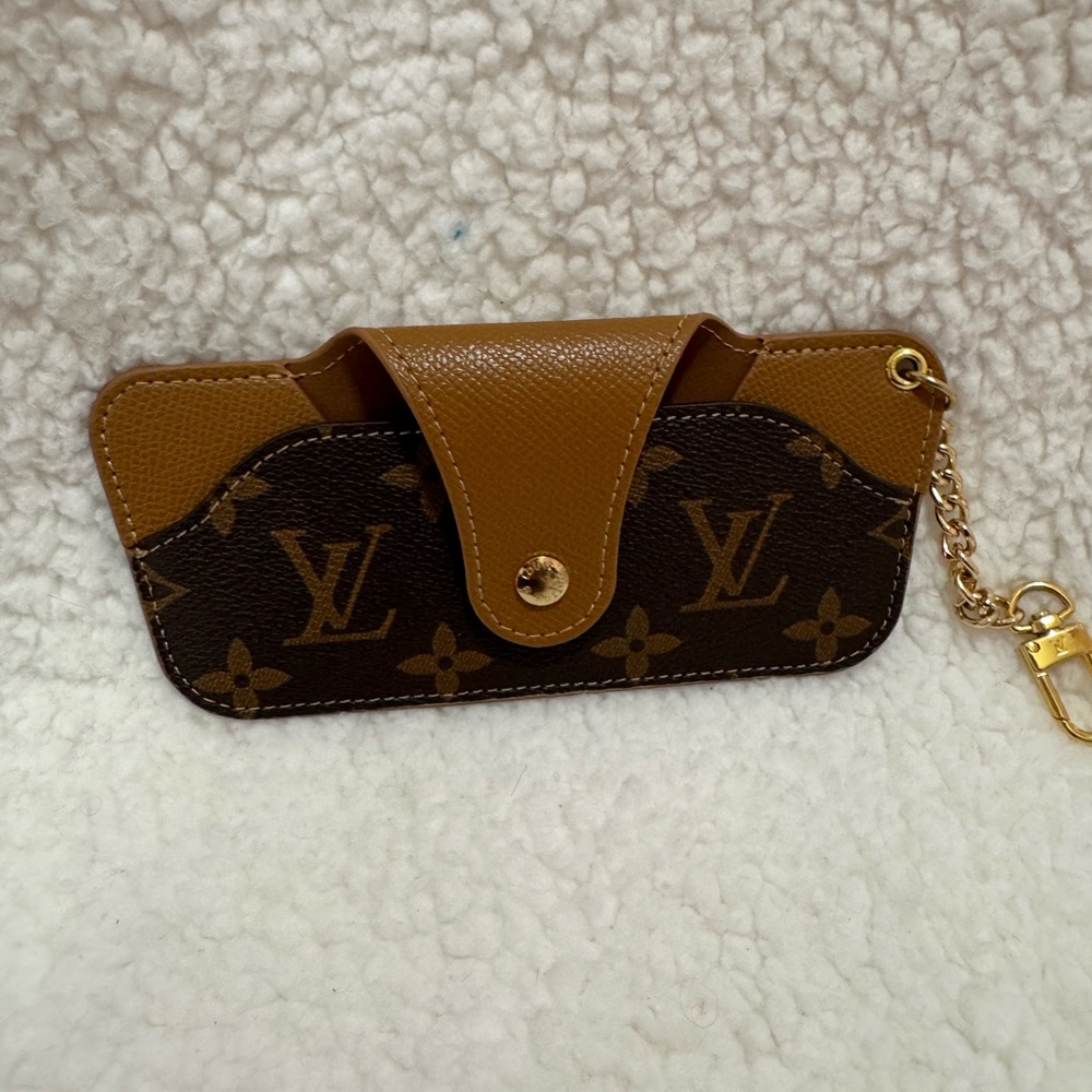 Source Unknown Brown Monogram Key Holder NWT - image 1